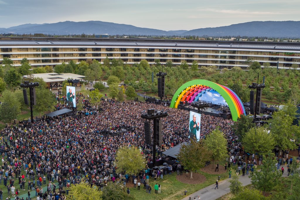 opening-of-Apple-campus